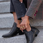Antonia | Stiefeletten Damen Leder Spitze Nieten Blockabsatz