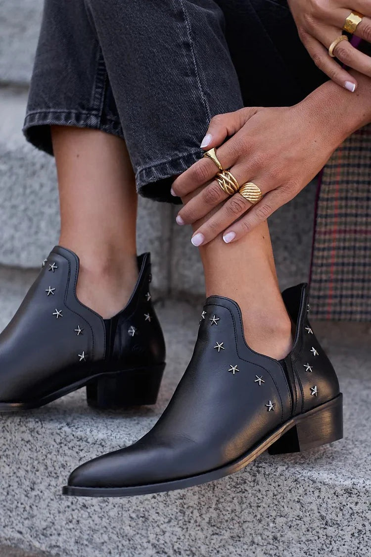 Antonia | Stiefeletten Damen Leder Spitze Nieten Blockabsatz