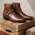 Fabian | Leder Stiefel Herren mit Harness-Riemen Spitze Zehenform Blockabsatz
