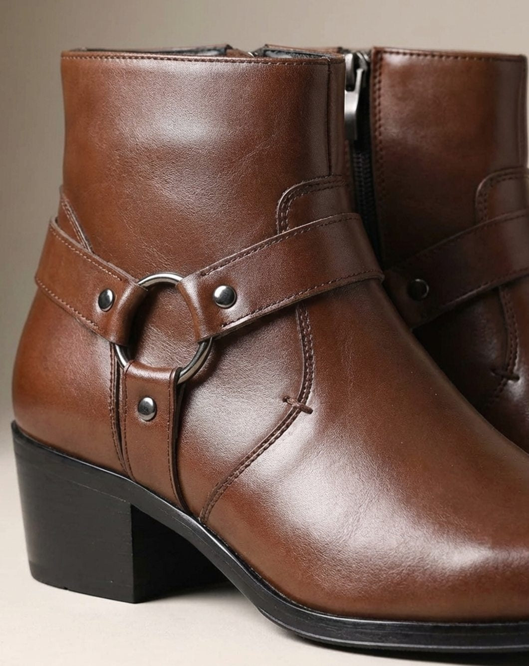 Fabian | Leder Stiefel Herren mit Harness-Riemen Spitze Zehenform Blockabsatz