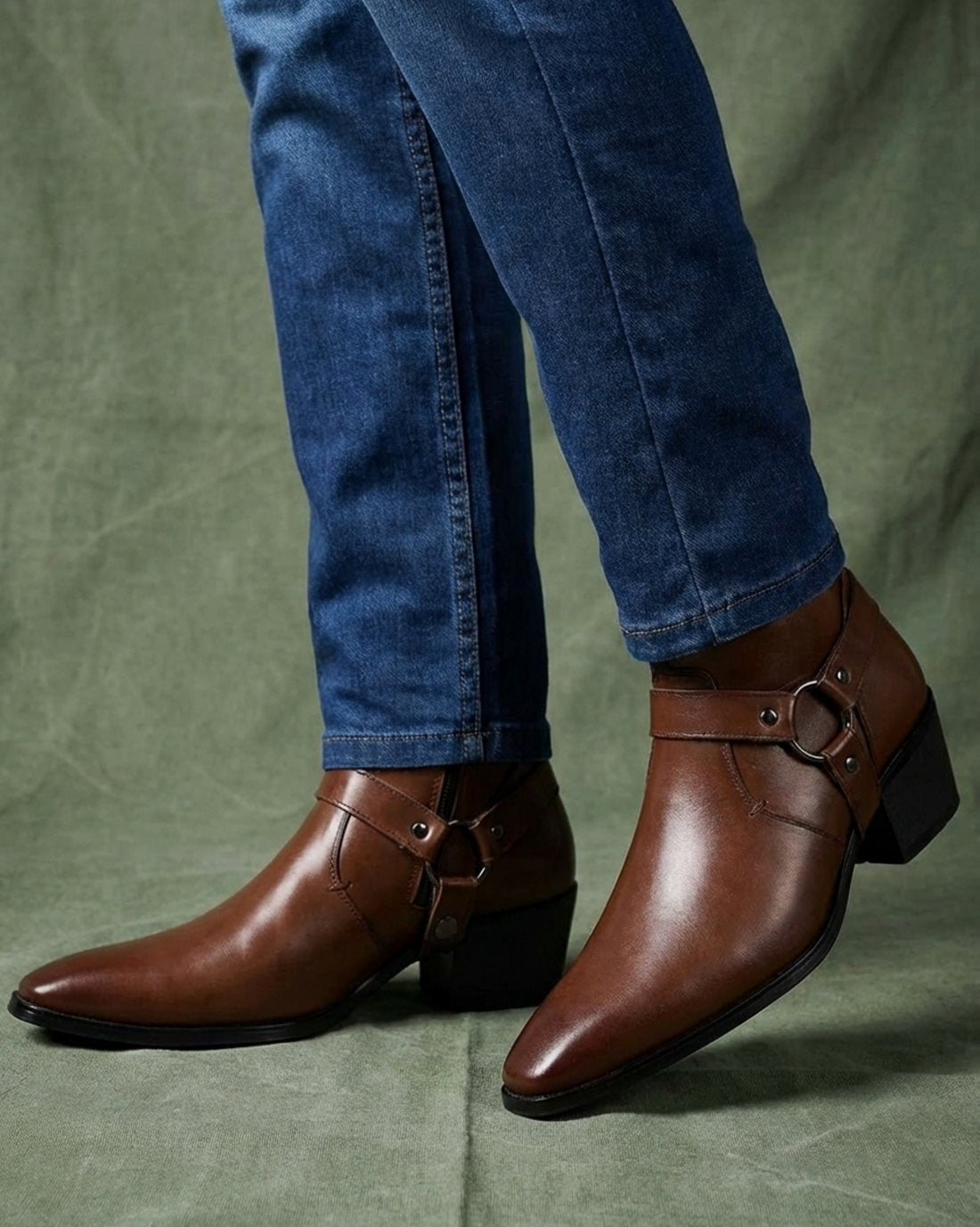 Fabian | Leder Stiefel Herren mit Harness-Riemen Spitze Zehenform Blockabsatz