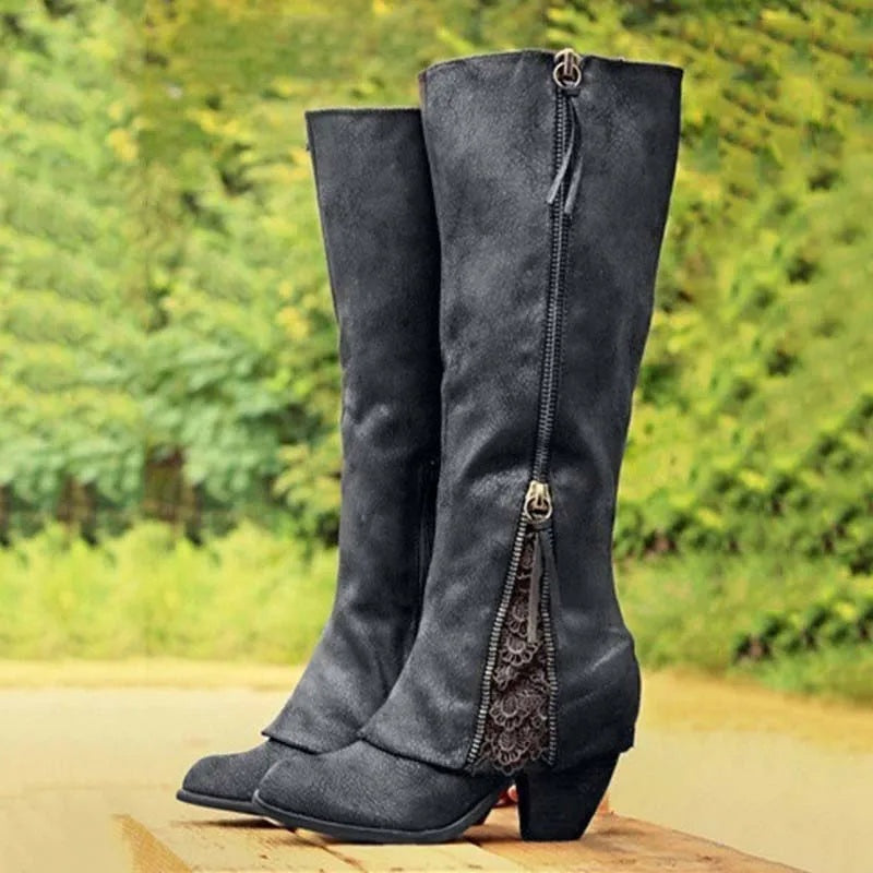 Johanna | Kniehohe Stiefel Damen Blockabsatz Seitlicher Reissverschluss Spitzendetail