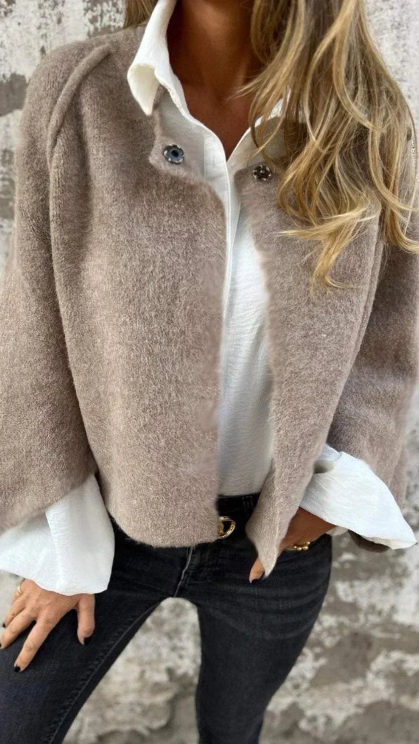 Katharina | Wolljacke Damen Kurz Flauschig Knöpfe