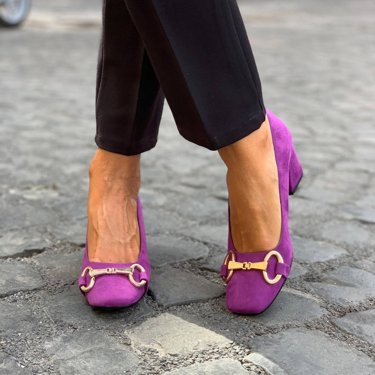 Salome | Pumps Damen Veloursleder Blockabsatz Golddetail